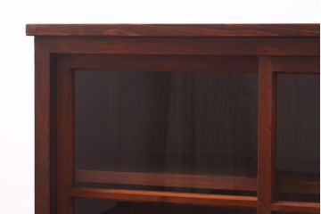 アンティーク家具　和製アンティーク　リメイク　当店オリジナルガラス　麻の葉ガラス　脚付き　ノスタルジックな雰囲気漂うキャビネット(戸棚、収納棚)(R-039627)
