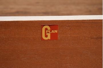 ヴィンテージ家具　イギリスビンテージ　G-PLAN(ジープラン)　タイルトップがおしゃれなペイントキャビネット(R-039631)