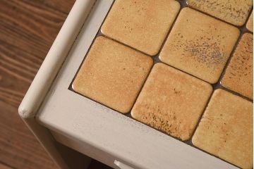 ヴィンテージ家具　イギリスビンテージ　G-PLAN(ジープラン)　タイルトップがおしゃれなペイントキャビネット(R-039631)