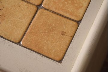 ヴィンテージ家具　イギリスビンテージ　G-PLAN(ジープラン)　タイルトップがおしゃれなペイントキャビネット(R-039631)