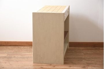 ヴィンテージ家具　イギリスビンテージ　G-PLAN(ジープラン)　タイルトップがおしゃれなペイントキャビネット(R-039631)