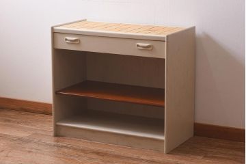 ヴィンテージ家具　イギリスビンテージ　G-PLAN(ジープラン)　タイルトップがおしゃれなペイントキャビネット(R-039631)