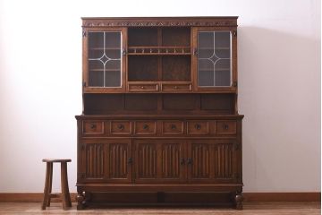 中古　イギリスアンティーク家具風　クラシカルなデザインが魅力の食器棚(カップボード、キャビネット、収納棚)(R-039632)