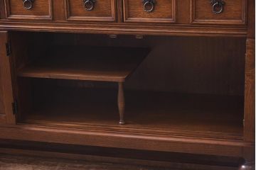 中古　イギリスアンティーク家具風　クラシカルなデザインが魅力の食器棚(カップボード、キャビネット、収納棚)(R-039632)