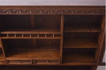 中古　イギリスアンティーク家具風　クラシカルなデザインが魅力の食器棚(カップボード、キャビネット、収納棚)(R-039632)