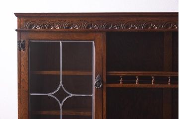 中古　イギリスアンティーク家具風　クラシカルなデザインが魅力の食器棚(カップボード、キャビネット、収納棚)(R-039632)