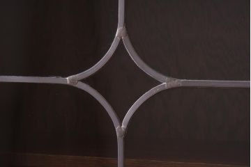 中古　イギリスアンティーク家具風　クラシカルなデザインが魅力の食器棚(カップボード、キャビネット、収納棚)(R-039632)