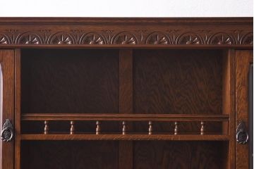 中古　イギリスアンティーク家具風　クラシカルなデザインが魅力の食器棚(カップボード、キャビネット、収納棚)(R-039632)