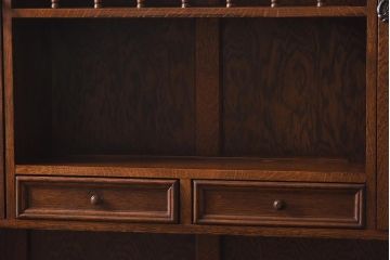 中古　イギリスアンティーク家具風　クラシカルなデザインが魅力の食器棚(カップボード、キャビネット、収納棚)(R-039632)