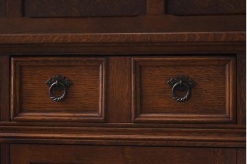 中古　イギリスアンティーク家具風　クラシカルなデザインが魅力の食器棚(カップボード、キャビネット、収納棚)(R-039632)