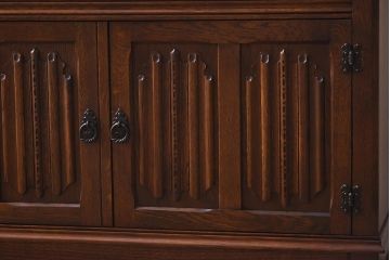 中古　イギリスアンティーク家具風　クラシカルなデザインが魅力の食器棚(カップボード、キャビネット、収納棚)(R-039632)