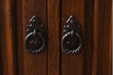 中古　イギリスアンティーク家具風　クラシカルなデザインが魅力の食器棚(カップボード、キャビネット、収納棚)(R-039632)