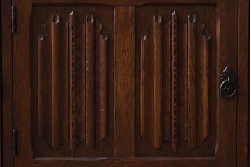 中古　イギリスアンティーク家具風　クラシカルなデザインが魅力の食器棚(カップボード、キャビネット、収納棚)(R-039632)