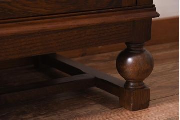 中古　イギリスアンティーク家具風　クラシカルなデザインが魅力の食器棚(カップボード、キャビネット、収納棚)(R-039632)