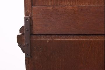 中古　イギリスアンティーク家具風　クラシカルなデザインが魅力の食器棚(カップボード、キャビネット、収納棚)(R-039632)