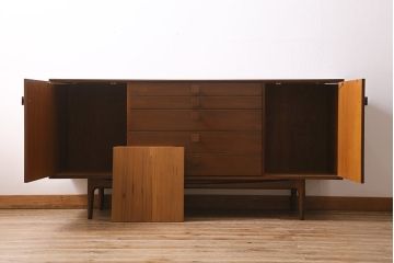 ヴィンテージ家具　G-PLAN(ジープラン)　Danishシリーズ　チーク材　スクエアの取っ手がお洒落なサイドボード(サイドキャビネット、ビンテージ)(R-039633)