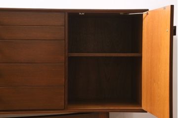 ヴィンテージ家具　G-PLAN(ジープラン)　Danishシリーズ　チーク材　スクエアの取っ手がお洒落なサイドボード(サイドキャビネット、ビンテージ)(R-039633)