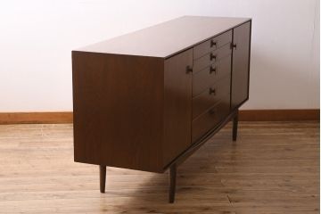 ヴィンテージ家具　G-PLAN(ジープラン)　Danishシリーズ　チーク材　スクエアの取っ手がお洒落なサイドボード(サイドキャビネット、ビンテージ)(R-039633)