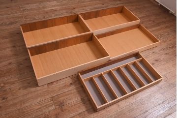 ヴィンテージ家具　G-PLAN(ジープラン)　Danishシリーズ　チーク材　スクエアの取っ手がお洒落なサイドボード(サイドキャビネット、ビンテージ)(R-039633)