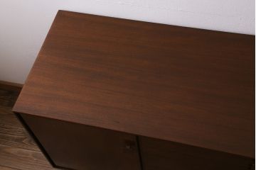 ヴィンテージ家具　G-PLAN(ジープラン)　Danishシリーズ　チーク材　スクエアの取っ手がお洒落なサイドボード(サイドキャビネット、ビンテージ)(R-039633)