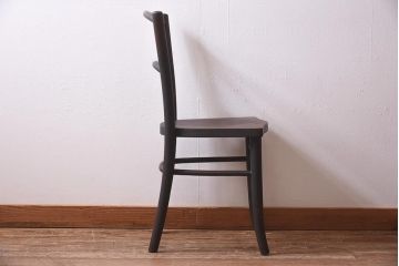 アンティーク家具　イギリスアンティーク　座面の彫がおしゃれなベントウッドチェア(ダイニングチェア、イス、板座チェア)(R-039635)