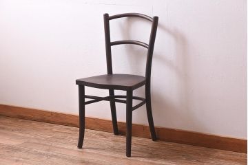 アンティーク家具　イギリスアンティーク　座面の彫がおしゃれなベントウッドチェア(ダイニングチェア、イス、板座チェア)(R-039635)