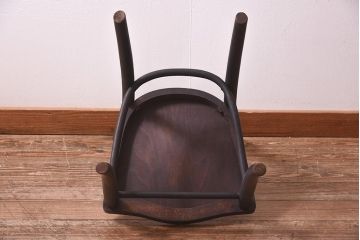 アンティーク家具　イギリスアンティーク　座面の彫がおしゃれなベントウッドチェア(ダイニングチェア、イス、板座チェア)(R-039635)