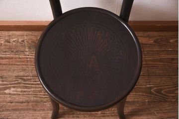 アンティーク家具　イギリスアンティーク　座面の彫がおしゃれなベントウッドチェア(ダイニングチェア、イス、板座チェア)(R-039636)