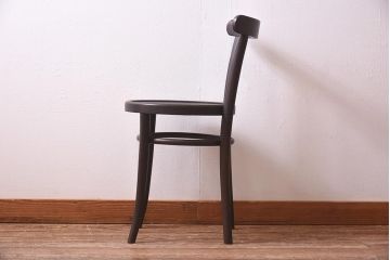 アンティーク家具　イギリスアンティーク　座面の彫がおしゃれなベントウッドチェア(ダイニングチェア、イス、板座チェア)(R-039636)