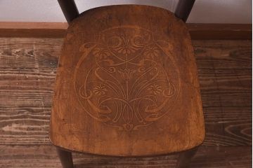 アンティーク家具　イギリスアンティーク　座面の装飾が目をひく素朴な佇まいのベントウッドチェア(ダイニングチェア、イス、板座チェア)(R-039637)