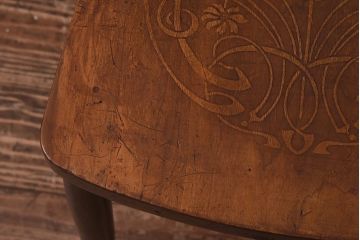 アンティーク家具　イギリスアンティーク　座面の装飾が目をひく素朴な佇まいのベントウッドチェア(ダイニングチェア、イス、板座チェア)(R-039637)