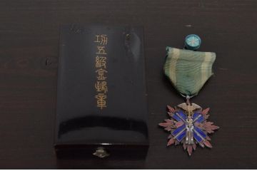 功五級金鵄章　勲章　メダル　箱付き　旧日本軍　戦争　軍物(R-039643)