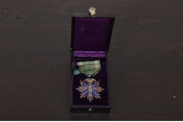 功五級金鵄章　勲章　メダル　箱付き　旧日本軍　戦争　軍物(R-039643)