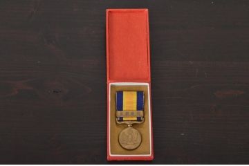 国境事変従事軍記章　共箱付き　勲章　バッチ　桜　銃　旧日本軍(R-039646)