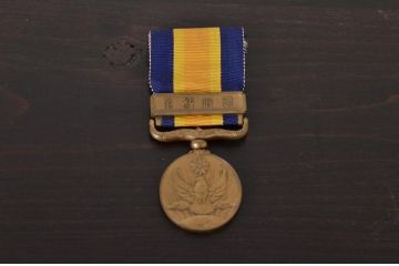 国境事変従事軍記章　共箱付き　勲章　バッチ　桜　銃　旧日本軍(R-039646)