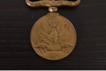 国境事変従事軍記章　共箱付き　勲章　バッチ　桜　銃　旧日本軍(R-039646)