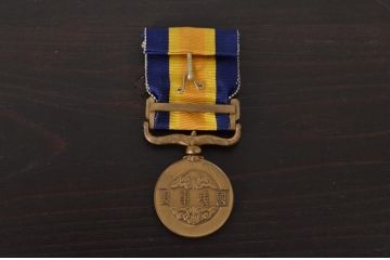 国境事変従事軍記章　共箱付き　勲章　バッチ　桜　銃　旧日本軍(R-039646)