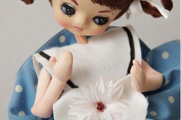 レトロ雑貨　水玉模様の洋服がかわいらしい昭和レトロなポーズ人形(文化人形)(R-039659)