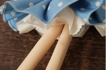 レトロ雑貨　水玉模様の洋服がかわいらしい昭和レトロなポーズ人形(文化人形)(R-039659)
