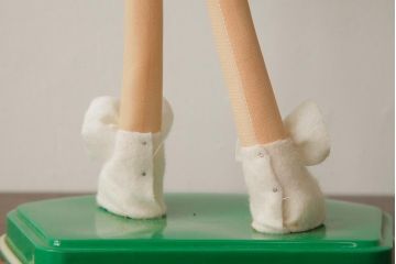 レトロ雑貨　水玉模様の洋服がかわいらしい昭和レトロなポーズ人形(文化人形)(R-039659)