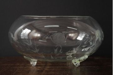 アンティーク雑貨　和製アンティーク　花蝶図　シックな雰囲気漂うガラス水盤(水鉢、睡蓮鉢、金魚鉢、花器)(R-039660)