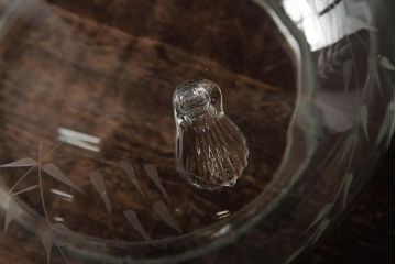 アンティーク雑貨　和製アンティーク　花蝶図　シックな雰囲気漂うガラス水盤(水鉢、睡蓮鉢、金魚鉢、花器)(R-039660)