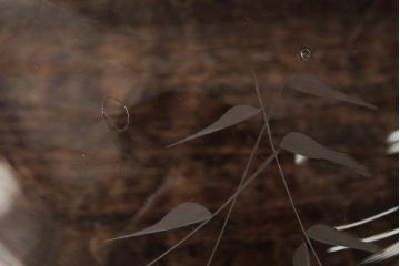 アンティーク雑貨　和製アンティーク　花蝶図　シックな雰囲気漂うガラス水盤(水鉢、睡蓮鉢、金魚鉢、花器)(R-039660)