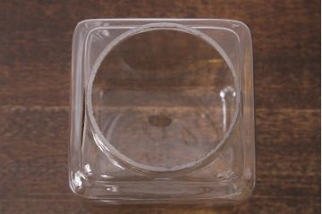 レトロ雑貨　丸みを帯びたシルエットがレトロなガラス瓶(ガラスビン、角瓶)(R-039661)