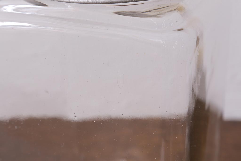 レトロ雑貨　丸みを帯びたシルエットがレトロなガラス瓶(ガラスビン、角瓶)(R-039661)