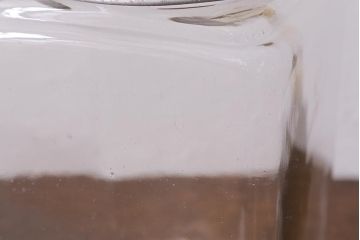 レトロ雑貨　丸みを帯びたシルエットがレトロなガラス瓶(ガラスビン、角瓶)(R-039661)