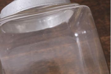 レトロ雑貨　丸みを帯びたシルエットがレトロなガラス瓶(ガラスビン、角瓶)(R-039661)