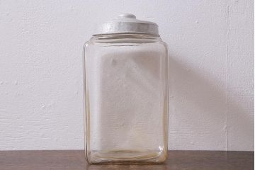 レトロ雑貨　丸みを帯びたシルエットがレトロなガラス瓶(ガラスビン、角瓶)(R-039661)