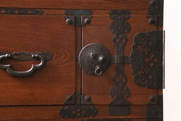 アンティーク家具　前面欅(ケヤキ)材共縁　和の雰囲気づくりに活躍する重ね会津箪笥(衣装箪笥、時代箪笥)(R-039665)