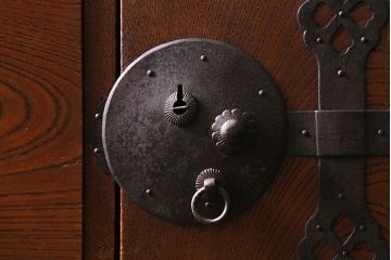 アンティーク家具　前面欅(ケヤキ)材共縁　和の雰囲気づくりに活躍する重ね会津箪笥(衣装箪笥、時代箪笥)(R-039665)